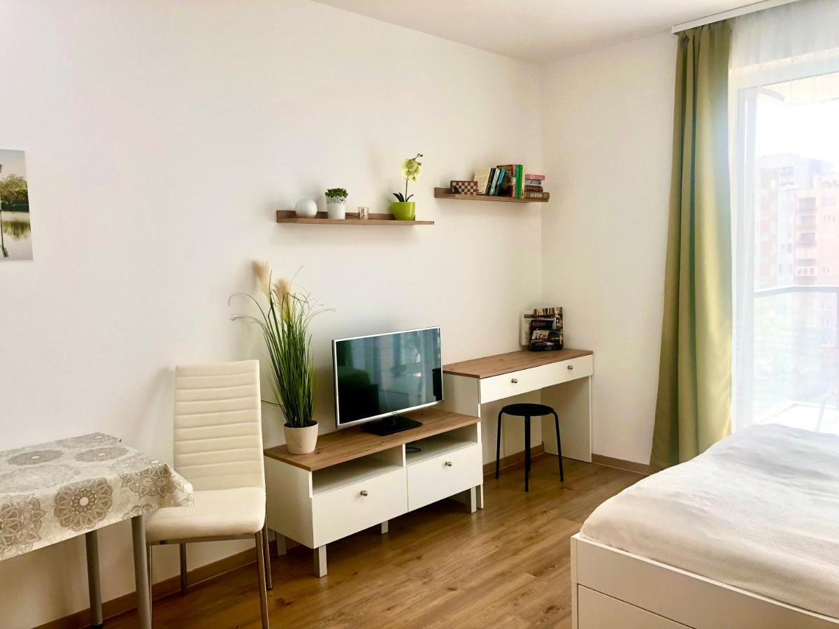 Sweet Home Studio: Mountain View Retreat with Parking Budapest Exterior photo