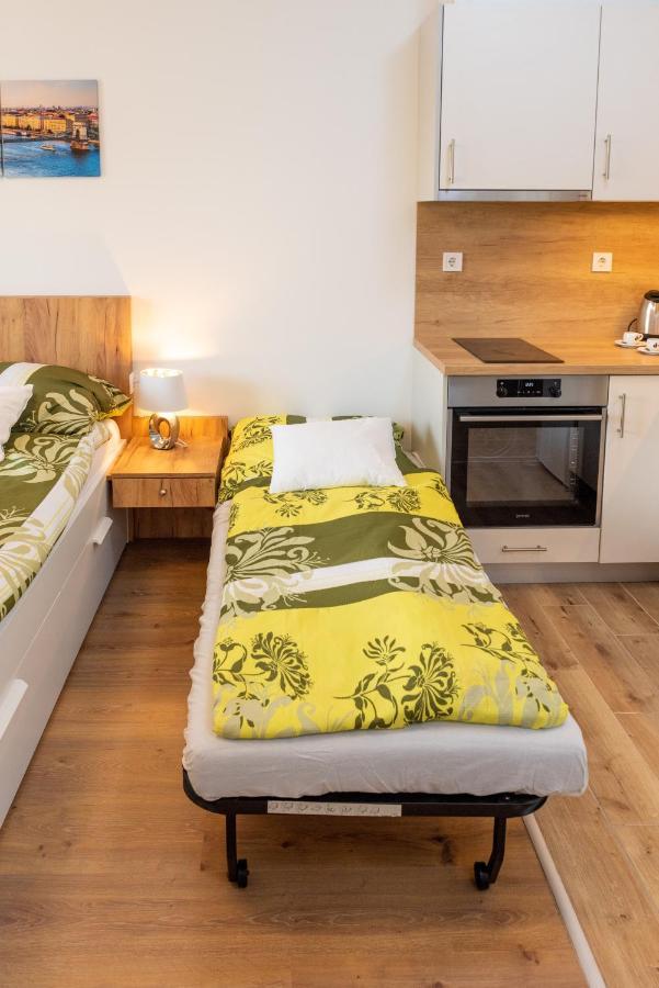Sweet Home Studio: Mountain View Retreat with Parking Budapest Exterior photo