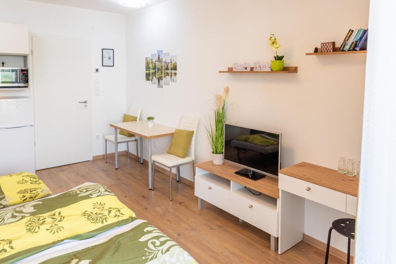Sweet Home Studio: Mountain View Retreat with Parking Budapest Exterior photo